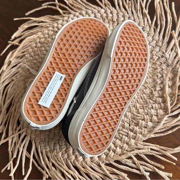 New Vans Kids Black and White Sneakers boys size 5.5 - Picture 4 of 8